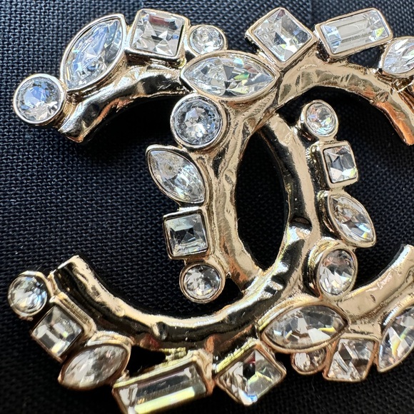 CHANEL 23P CLASSIC GOLD TONE LARGE CC LOGO CRYSTAL BAGUETTE BROOCH PIN - Picture 3 of 12